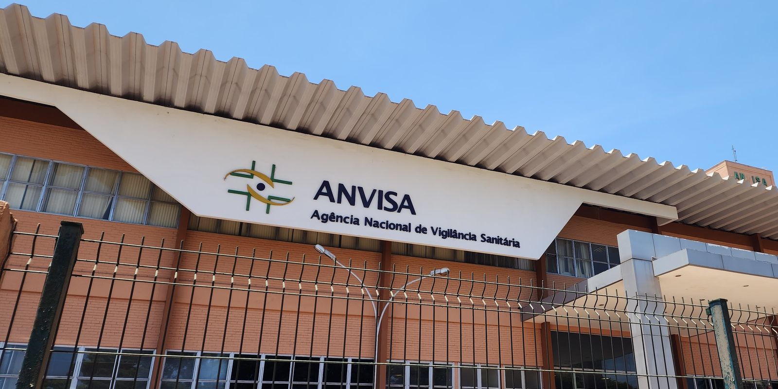 Anvisa proíbe comercialização de cosméticos sem registro no Brasil