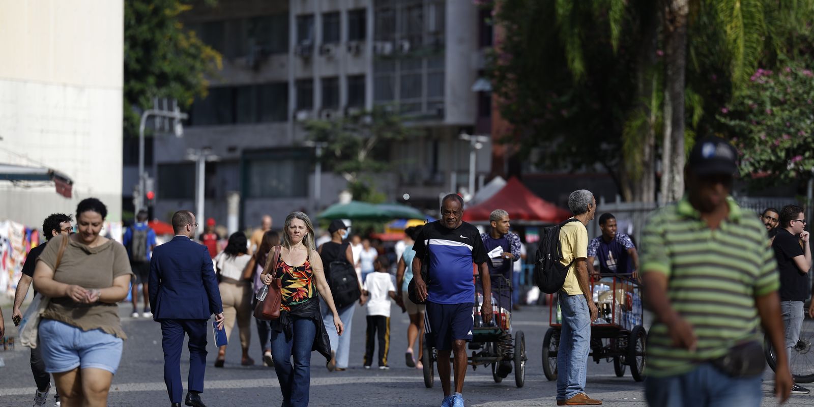 Crescimento populacional no Brasil desacelera e atinge 0,37% em 2026, aponta IBGE