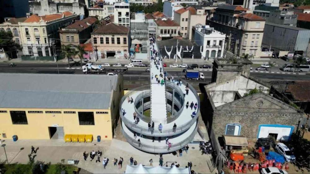 Elevadores parados dificultam acesso à travessia entre Santos e Guarujá