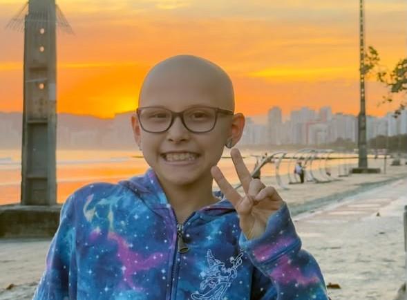 Família faz campanha para garantir braço mecânico a menina com câncer raro