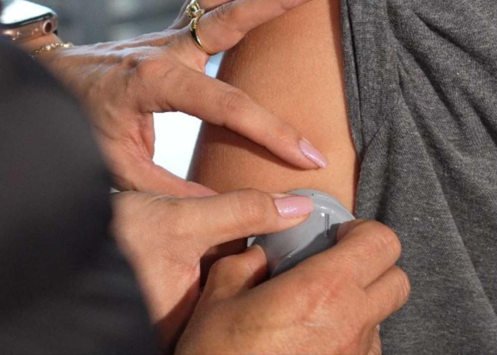 Guarujá entrega sensores de glicose para 86 crianças e adolescentes