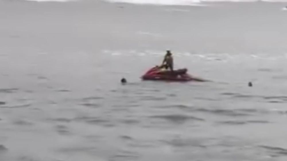Jovem de 21 anos desaparece no mar durante tentativa de resgate em Guarujá; VÍDEO