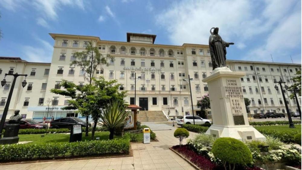 Menino de 14 anos esfaqueado pelo pai recebe alta em Santos