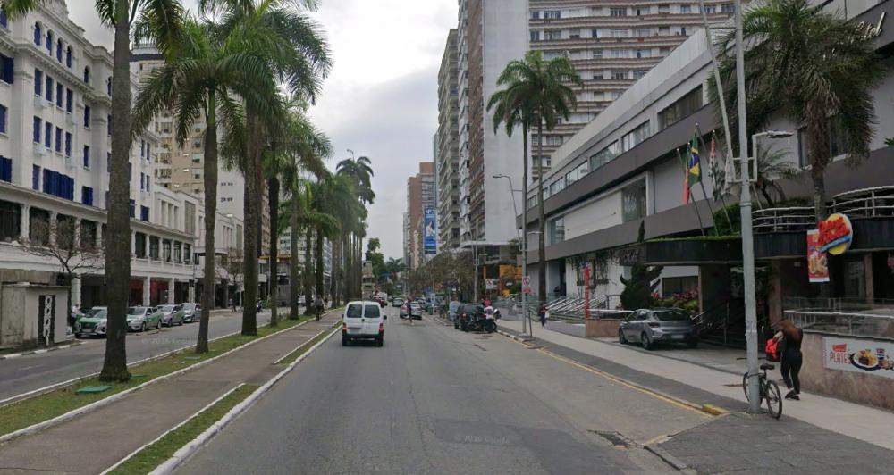 Motociclista atropela dois idosos na Avenida Ana Costa, em Santos