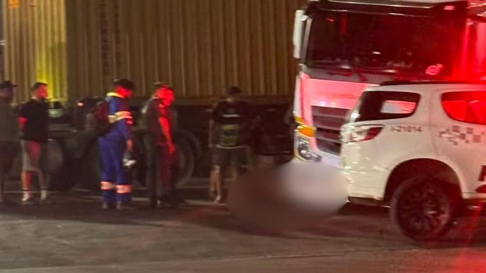 Motociclista fica ferida após ser atingida por caminhão em Guarujá