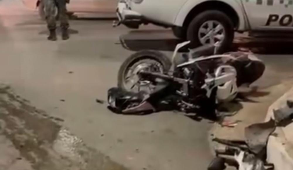 Motociclista quebra os dois braços após acidente em Guarujá