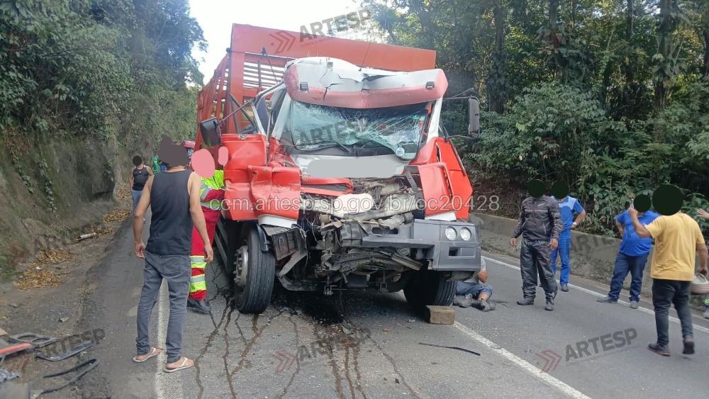 Motorista fica encarcerado após caminhão bater na traseira de carreta