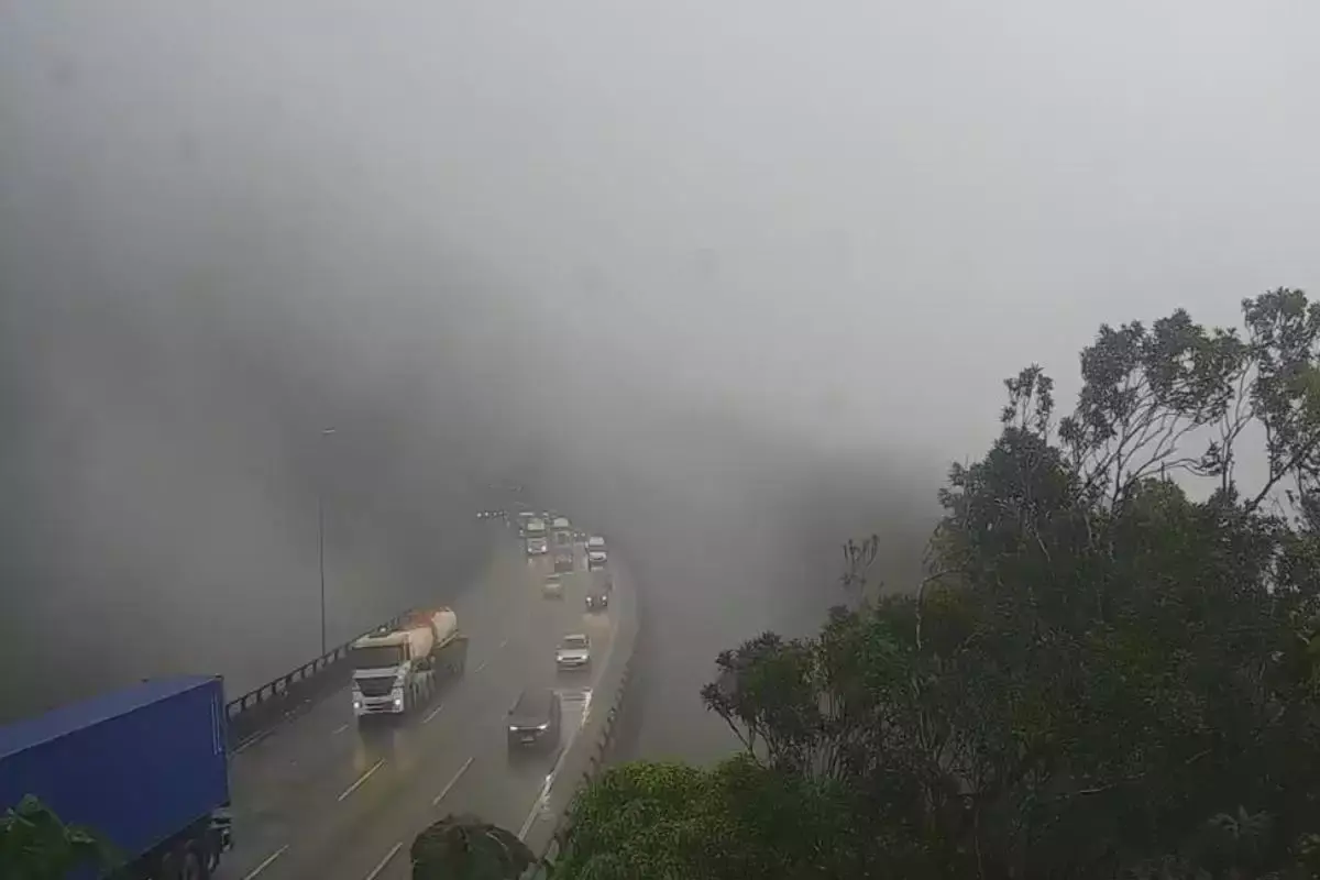 Motoristas encaram trânsito lento e comboio em rodovias do litoral de São Paulo; veja os pontos