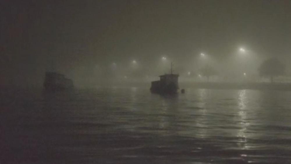 Nevoeiro interrompe travessia de balsas e navegação no Porto de Santos; VÍDEO