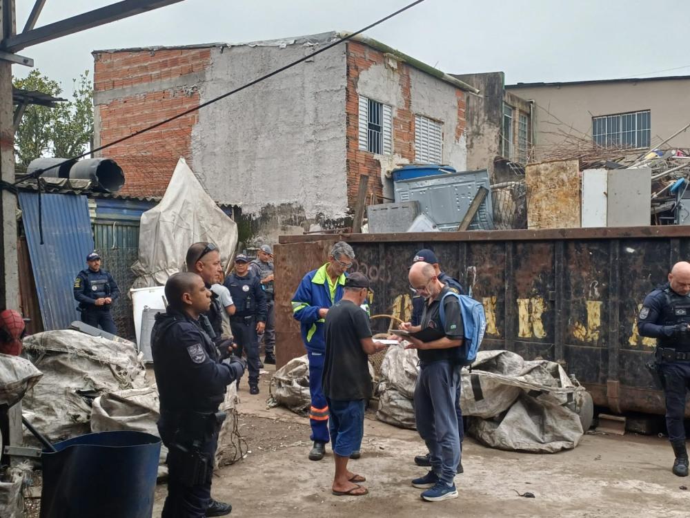 Operação autua três ferros-velhos e identifica furtos de energia e água