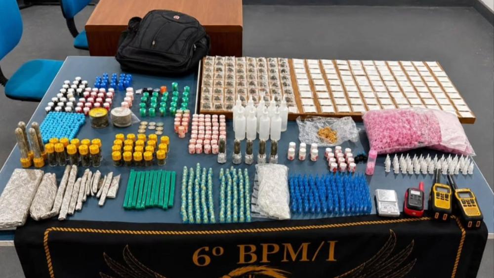 PM apreende drogas e rádios em área de mata no Morro José Menino