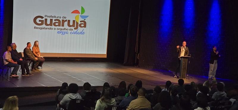 Programa Bolsa Estágio do Ensino Médio garante vagas para 100 novos alunos em Guarujá
