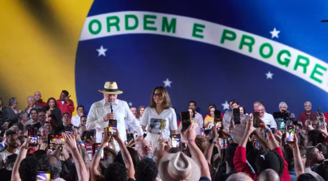 PT oficializa Lula como candidato à Presidência em busca do 4º mandato, com promessas para mulheres, idosos e militares