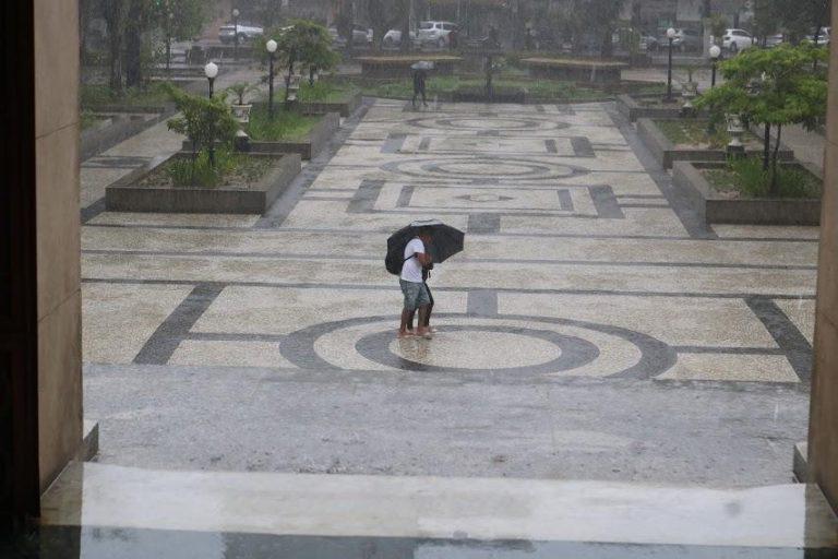 Semana começa com chuva e tem temperaturas de até 25°C na Baixada Santista