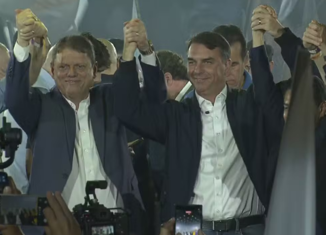 Tarcísio lança candidatura à reeleição em SP com Flávio no palco e elogios a Bolsonaro: 'Amamos seu pai'