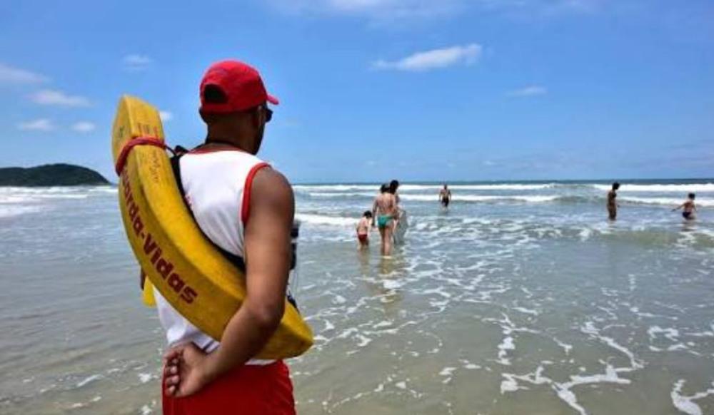 Bertioga abre processo seletivo para guarda-vidas temporários