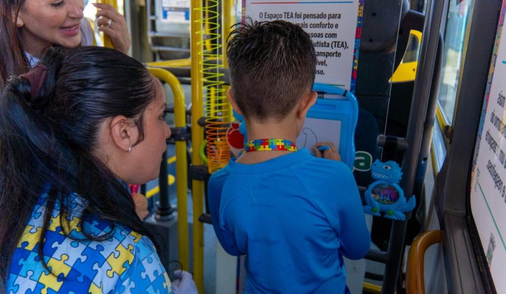 Bertioga cria espaços especiais para pessoas com TEA em ônibus municipais