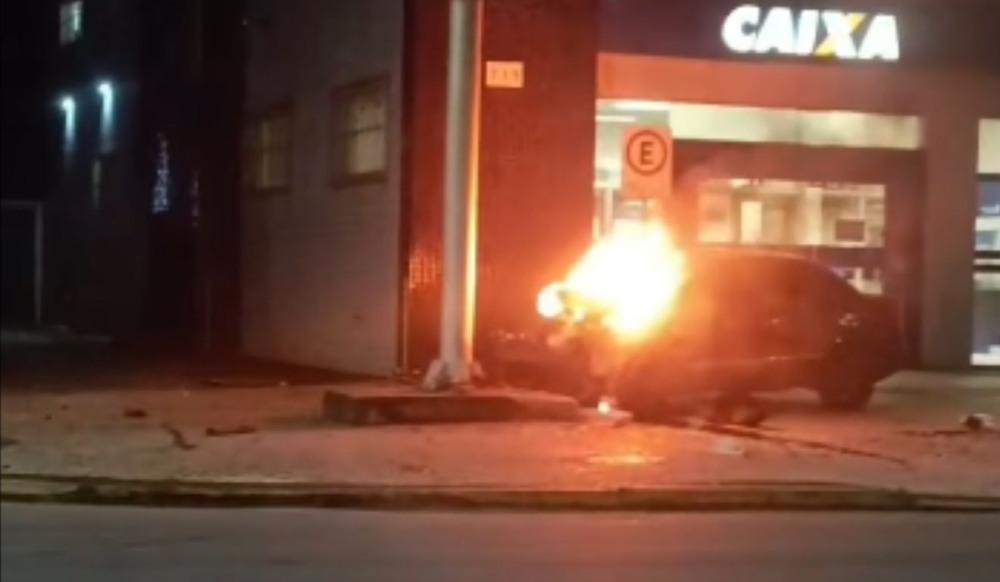 Carro pega fogo e motorista abandona veículo em avenida de Bertioga