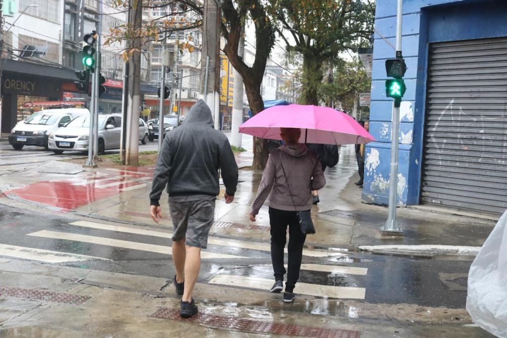 Defesa Civil renova alerta para chuvas fortes na Baixada Santista até quarta