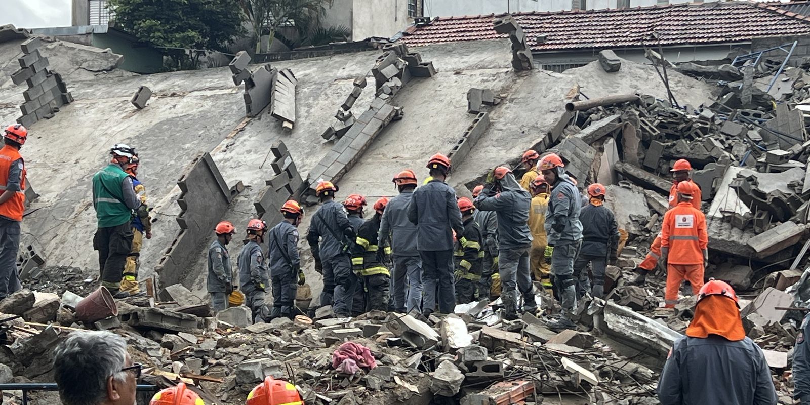 Desabamento de prédio deixa dois mortos na Zona Leste de São Paulo