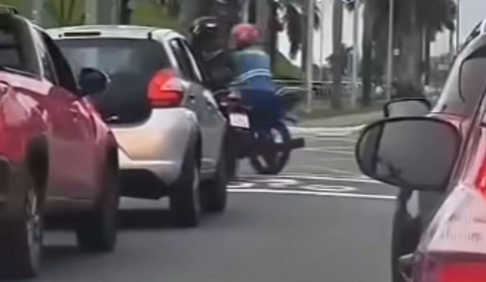 Dupla segue motociclista, atira para o alto e rouba moto em Praia Grande