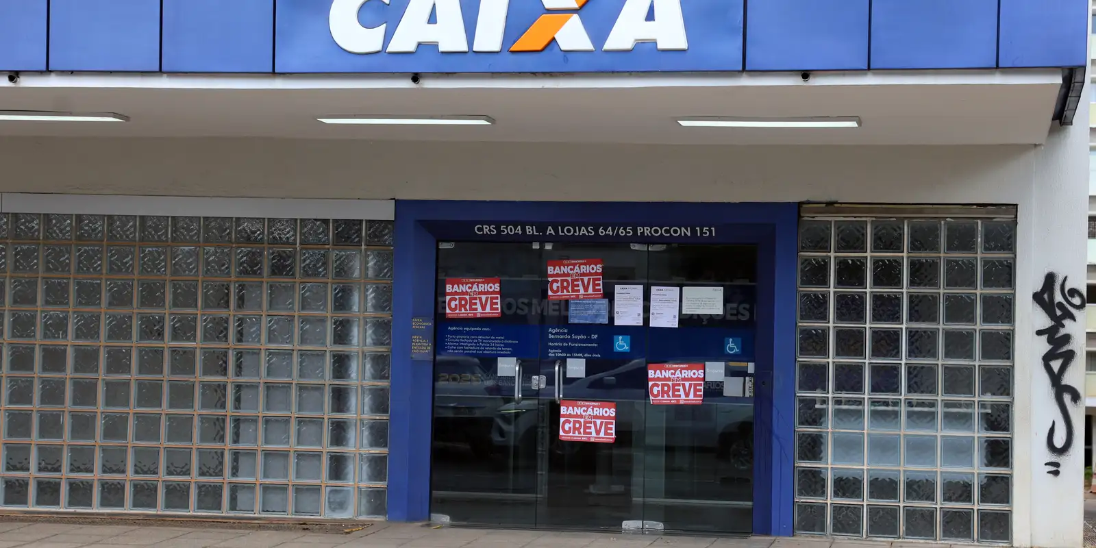 Funcionários rejeitam proposta e mantêm greve da Caixa em todo o país