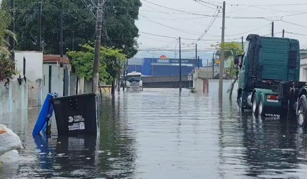 Forte chuva provoca alagamentos na Baixada Santista nesta quarta