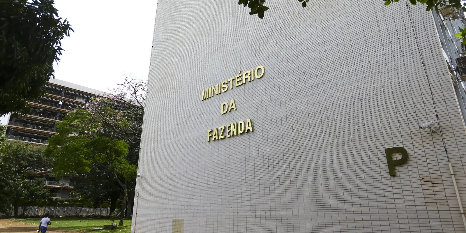 Governo corta projeção do PIB para 2% em 2026 e reduz estimativa de 2027