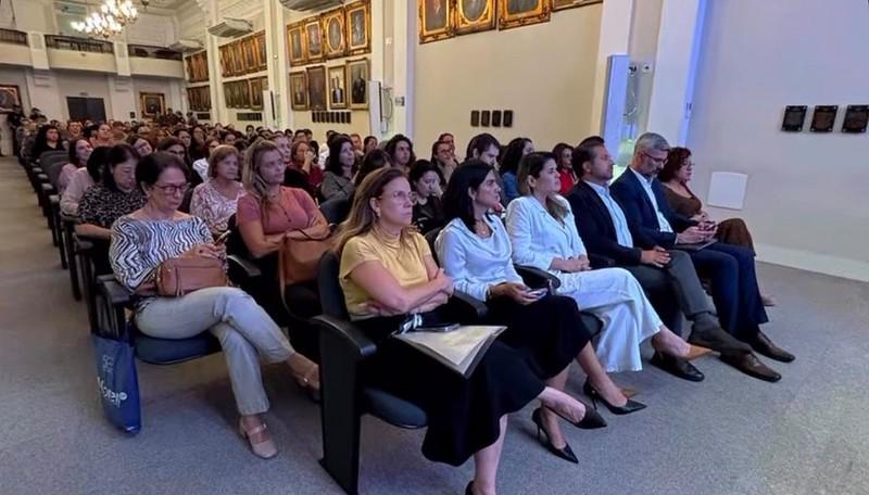 Guarujá participa de encontro para fortalecimento da rede de proteção às mulheres