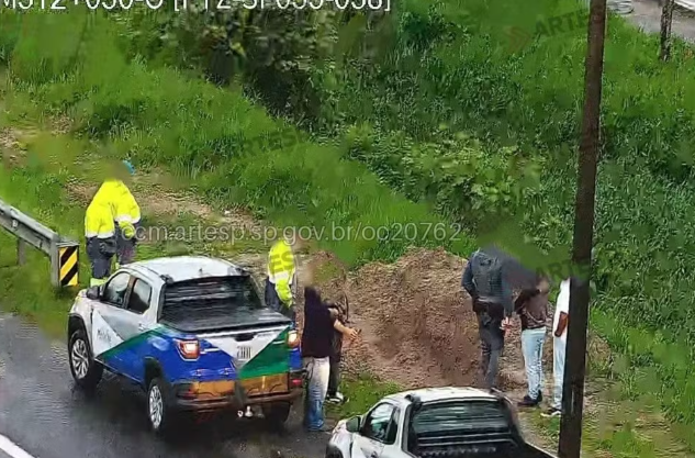 Homem é encontrado morto com fio enrolado no pescoço às margens de rodovia em SP