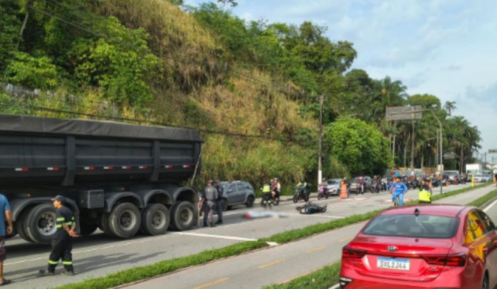 Motociclista morre após acidente com caminhão na entrada de Santos