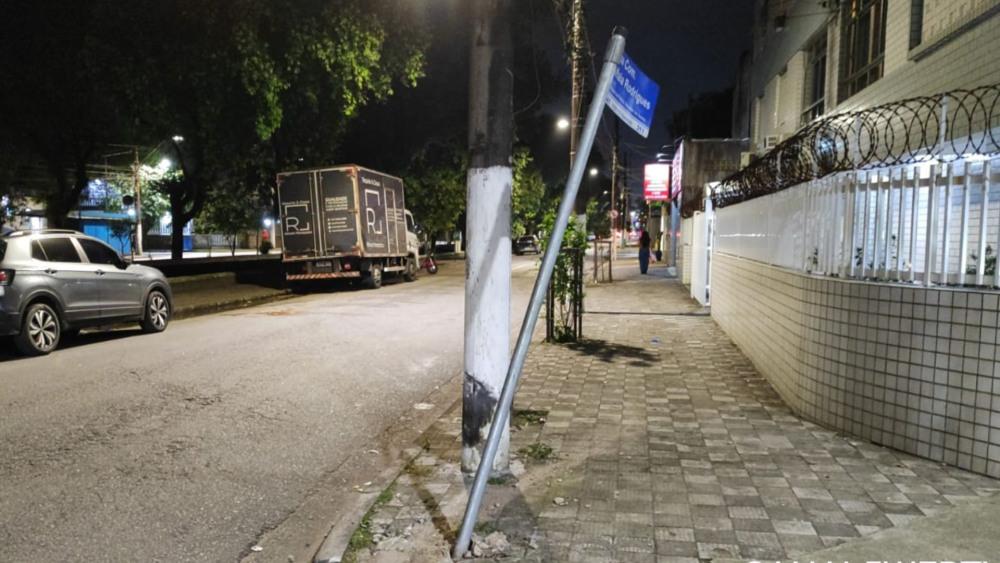 Motociclista sem CNH é autuado após avançar sinal vermelho e ferir dois em Santos