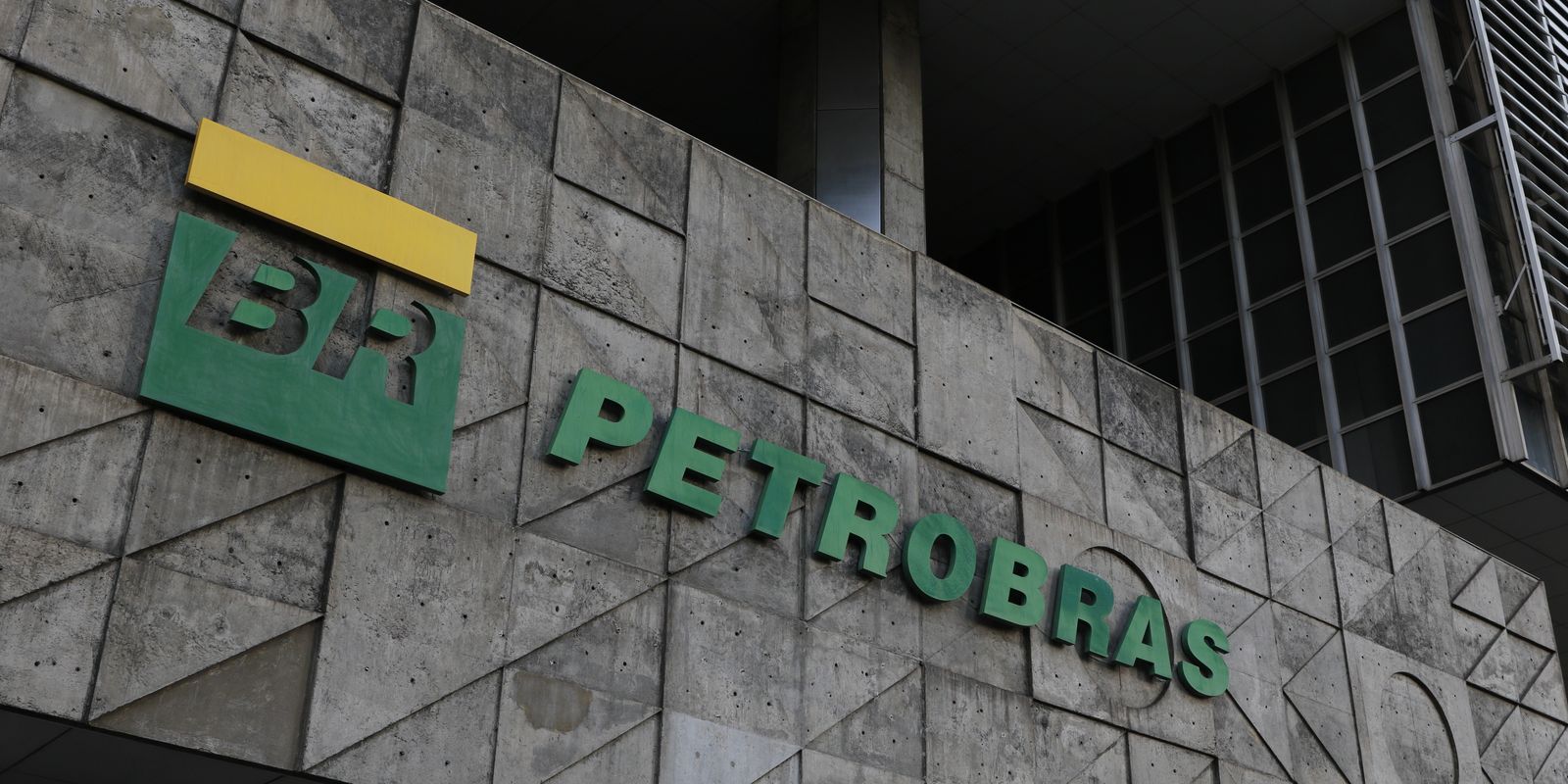 Petrobras batiza Starnav Elektra com tripulação totalmente feminina no Rio