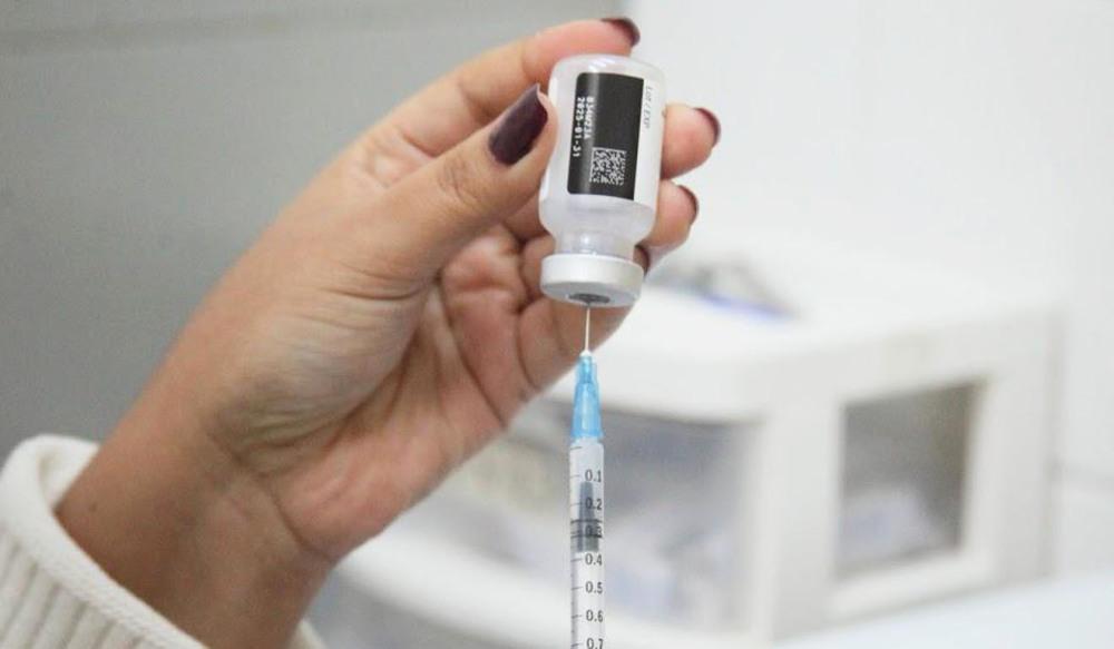 Santos aplica vacina pneumo 20 em munícipes com mais de 85 anos