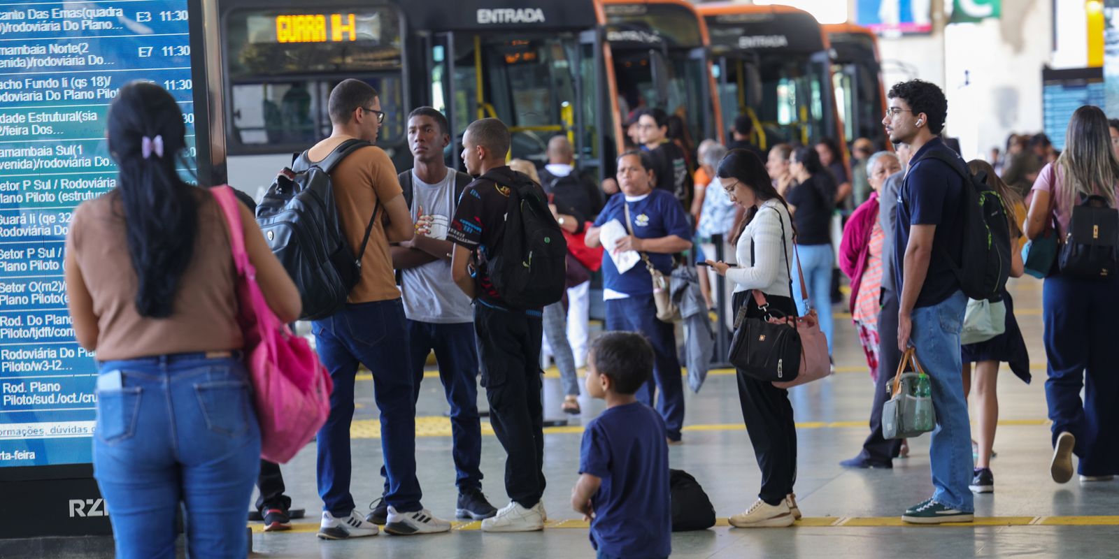 Setor de serviços mantém estabilidade em julho e avança 2,4% em 12 meses