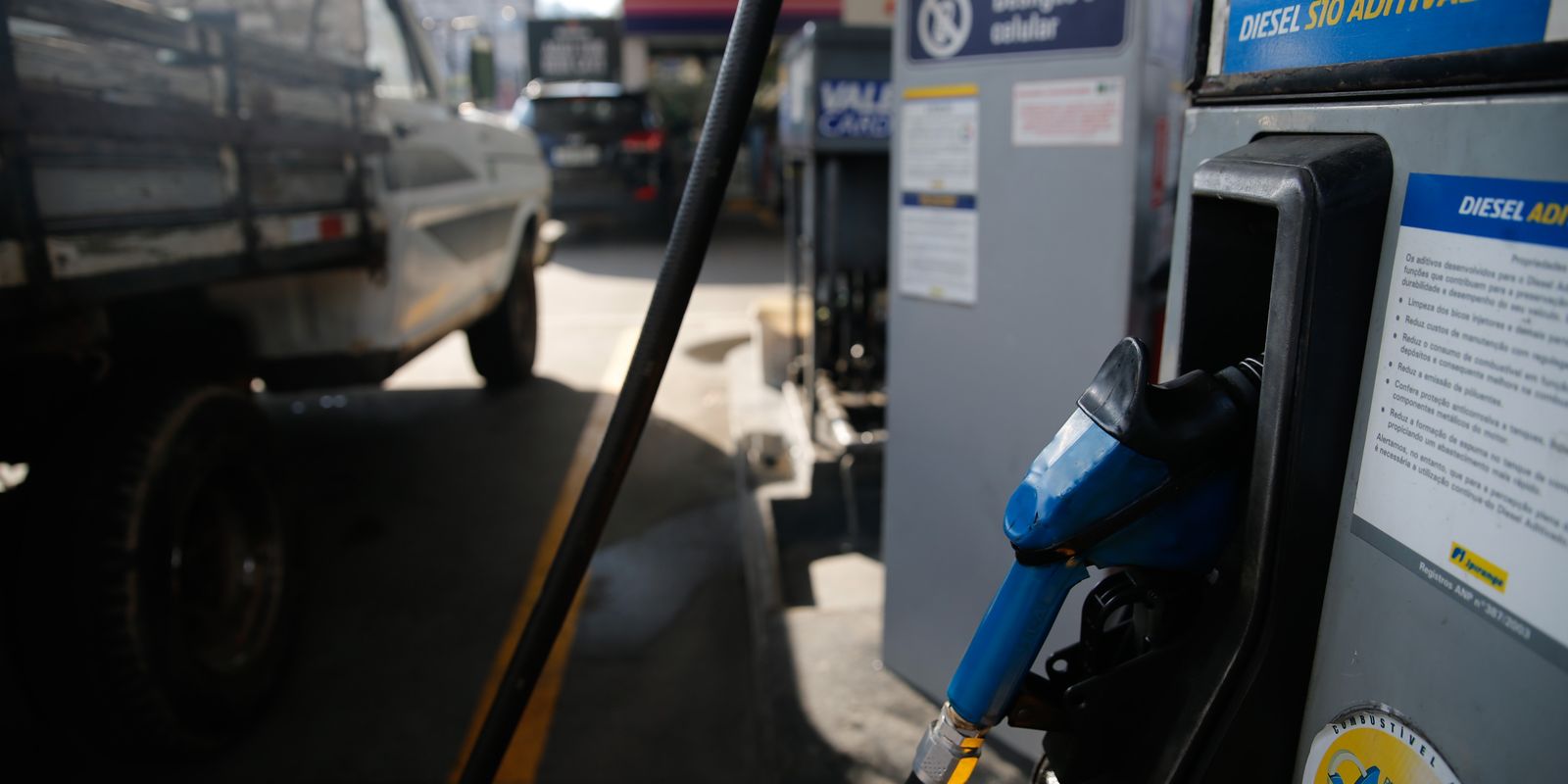 Governo amplia subsídio aos combustíveis após forte alta do petróleo