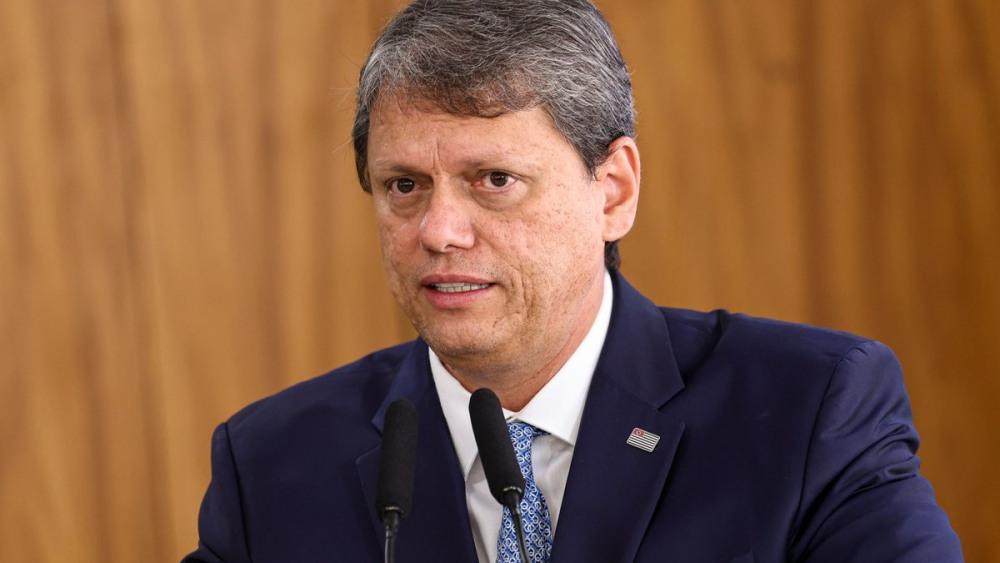 Tarcísio lidera em SP contra Haddad e poderia vencer disputa em primeiro turno, diz Datafolha