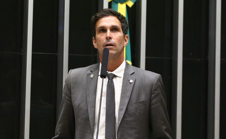 Comissão aprova projeto de lei que veda demissão de atletas durante ano escolar