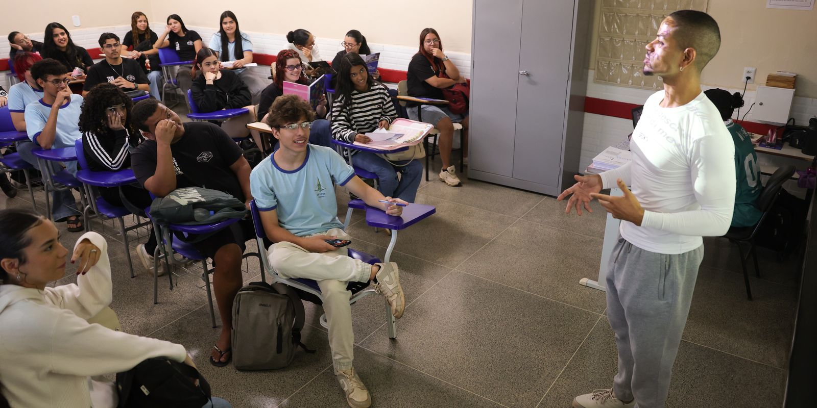 Inscritos automáticos no Enem 2026 devem escolher o idioma da prova