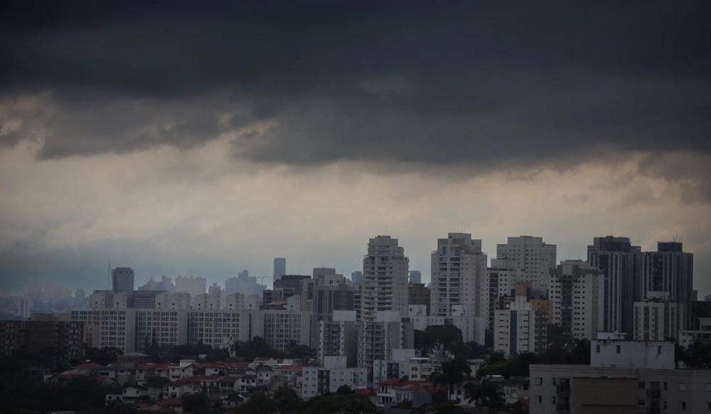 Estado de SP tem alerta de perigo para tempestade neste domingo