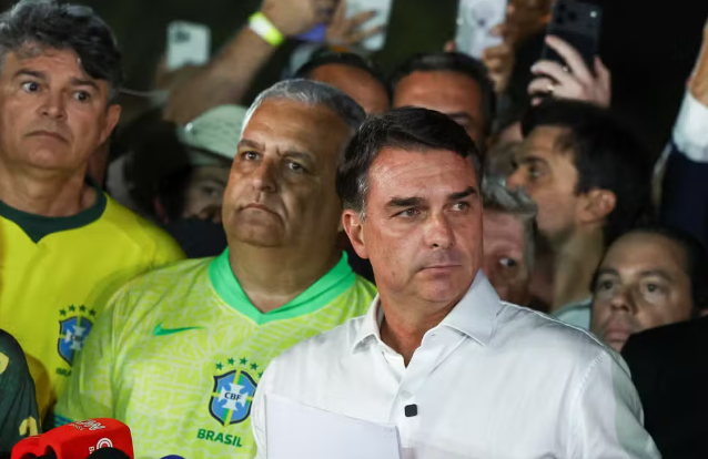 Flávio Bolsonaro descumpre prazo e não entrega passaporte à PF