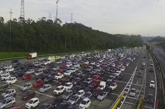 Imigrantes tem trânsito lento na descida ao litoral de SP no feriado