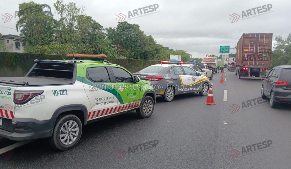 Motociclista morre após ser atropelado por carreta na Anchieta, em Cubatão