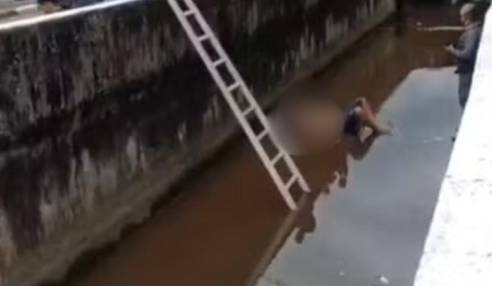 Motociclista tenta fugir da PM, bate em viatura e garupa cai em canal