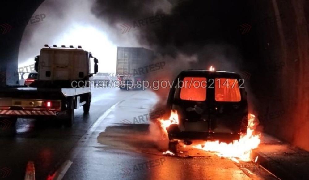 Motorista abandona carro em chamas e foge na Imigrantes