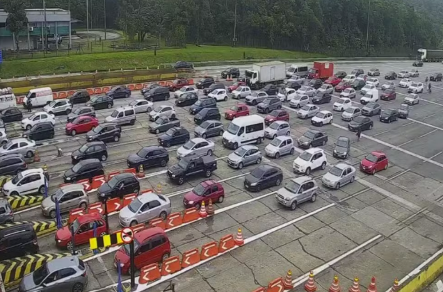 Motoristas encaram estradas cheias em direção ao litoral de SP no feriadão de Finados; veja o trânsito