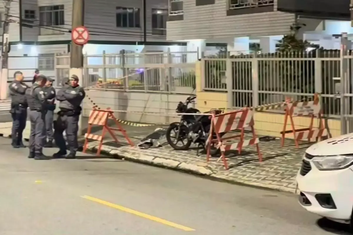 Mulher morre em Praia Grande após sofrer queda de moto e ser agredida durante discussão na orla