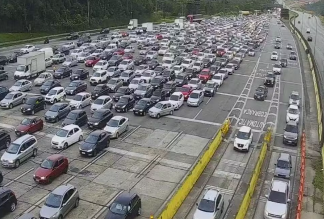 Centenas de motoristas seguem com destino ao litoral de SP na Rodovia dos Imigrantes (SP) — Foto: Reprodução/Ecovias