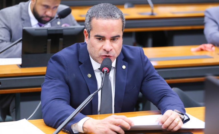 Projeto de lei criminaliza desconto indevido em folha de pagamento