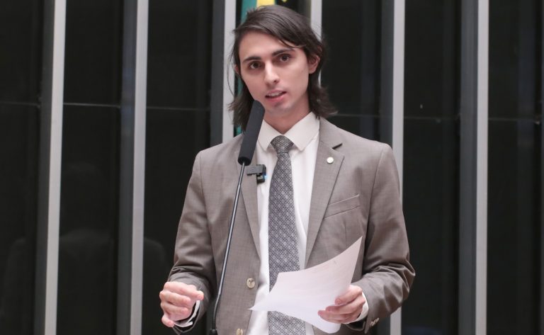 Novo projeto regulamenta o uso de luz de cortesia no trânsito brasileiro
